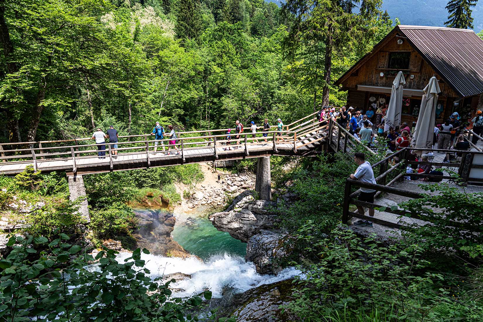 Hütte am Wasserfall Šum Bled